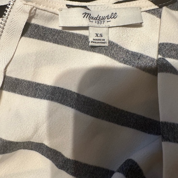 Madewell xs white with black stripe blouse, sleeveless diagonal pattern on front - Picture 2 of 7